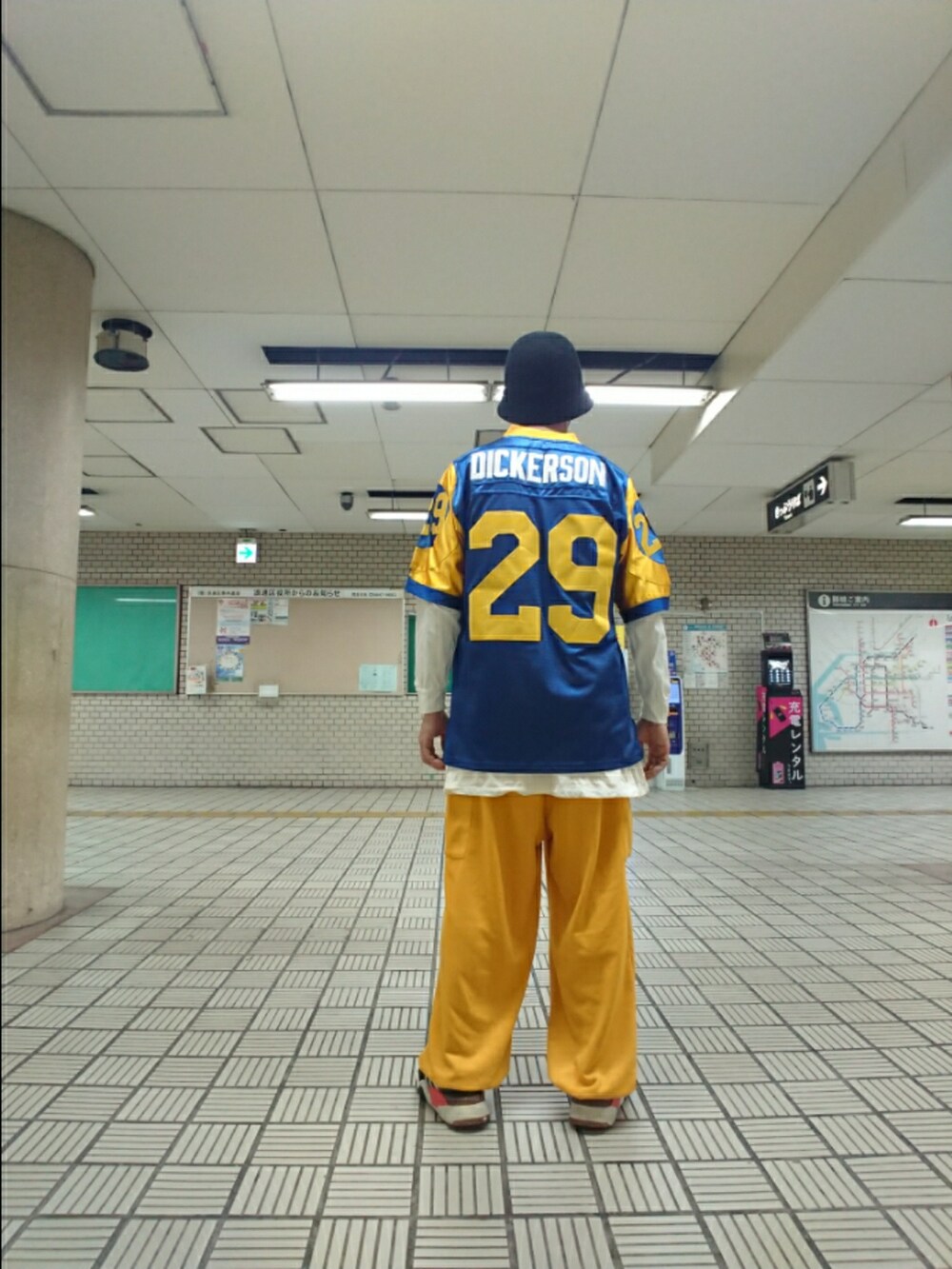 ブルー系のその他トップス、イエロー系のカーゴパンツ、ブラック系のスニーカーを着用したメンズの夏コーディネートの2枚目の写真