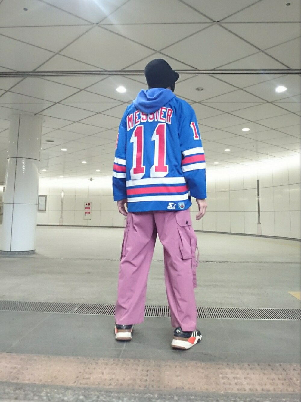 「ハット、ホッケーシャツ、パーカー、パラシュートパンツ、スニーカー、NHL、チャンピオン、starter、rangers、WEGO、アレキサンダーワン×アディダス、ストリート、レイヤード」｜「clearのコーデュロイバケットハット ≪2022AW新作≫（ハット、ブラック系）」を使った、たっくんさん（メンズ・176cm）の春コーディネートの2枚目の写真