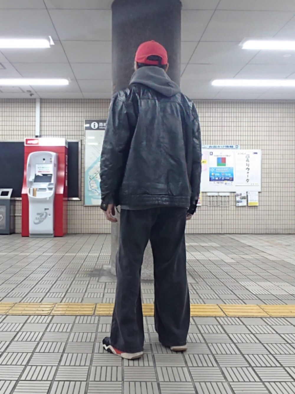 ブラック系のブルゾン、ブラック系のデニムパンツ、ブラック系のスニーカーを着用したメンズの春コーディネートの2枚目の写真