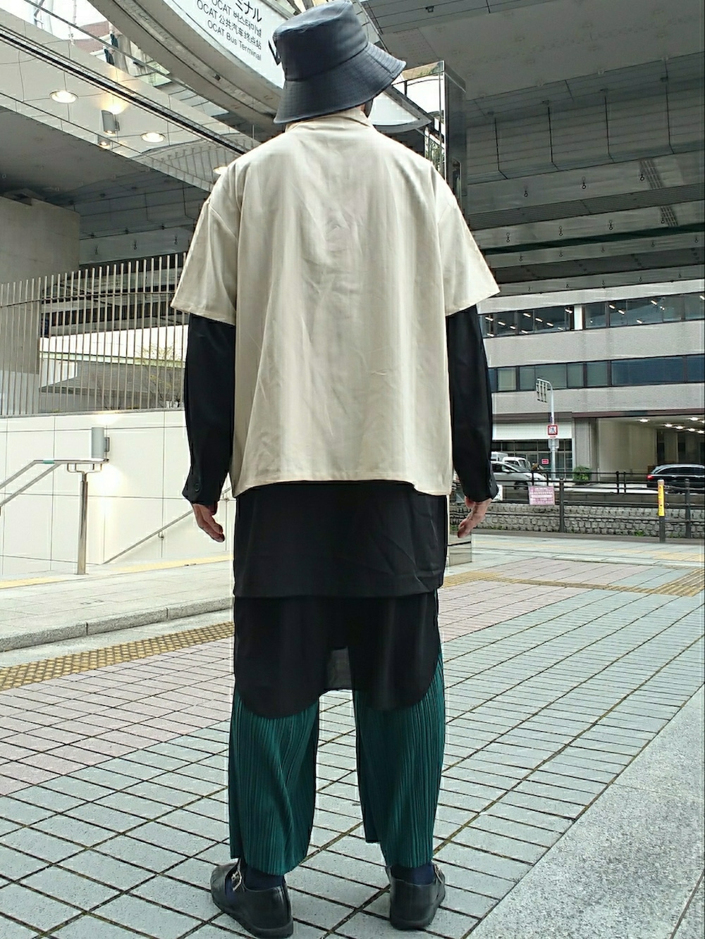 ホワイト系のシャツ/ブラウス、ブラック系のシャツ/ブラウス、ブラック系のサンダルを着用したメンズの春コーディネートの2枚目の写真