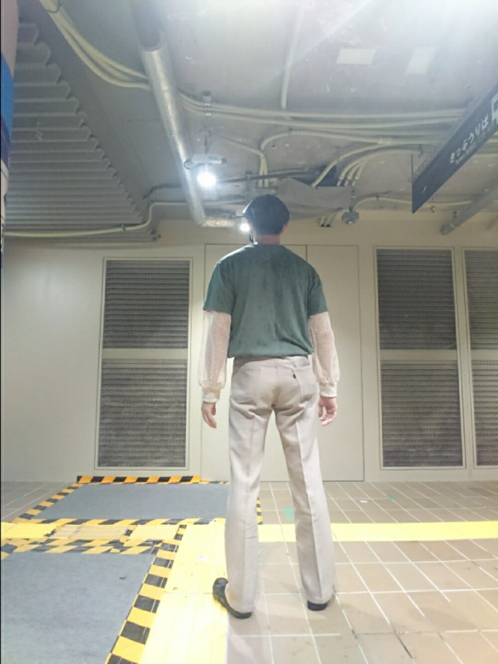 ホワイト系のTシャツ/カットソー、グリーン系のTシャツ/カットソー、ベージュ系のスラックスを着用したメンズの夏コーディネートの2枚目の写真