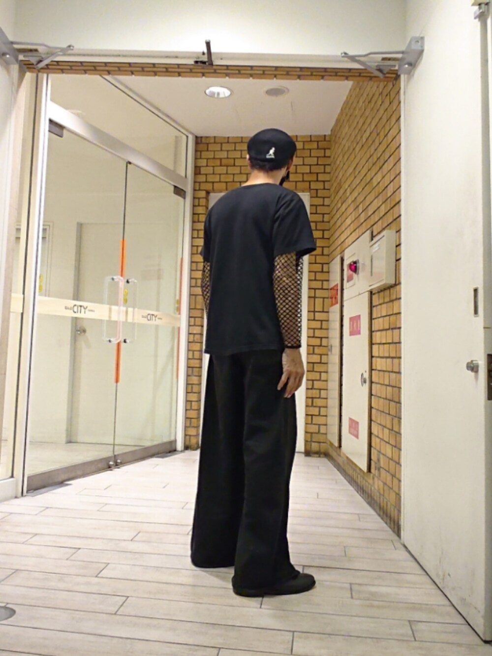 ブラック系のTシャツ/カットソー、ブラック系のTシャツ/カットソー、ブラック系のデニムパンツを着用したメンズの夏コーディネートの2枚目の写真