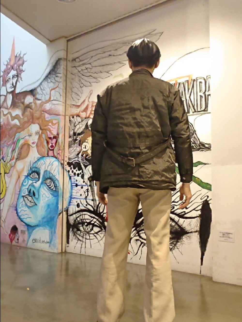 その他のシャツ/ブラウス、グレー系のテーラードジャケット、ベージュ系のスラックスを着用したメンズの春コーディネートの2枚目の写真