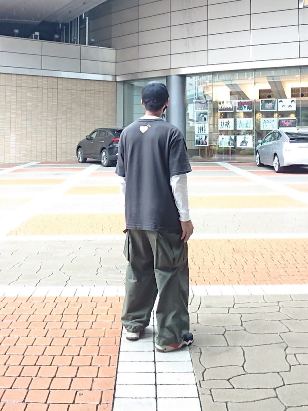 「キャップ、Tシャツ、ロングT、カーゴパンツ、スニーカー、ストリート、レイヤード、Y-3、HUMAN MADE、GU、フリークスストア(FREAK'S STORE)、アレキサンダーワン×アディダス」|「Y-3のアイテム(キャップ、ブラック系)」を使った、たっくんさん(メンズ・176cm)の夏コーディネートの2枚目の写真