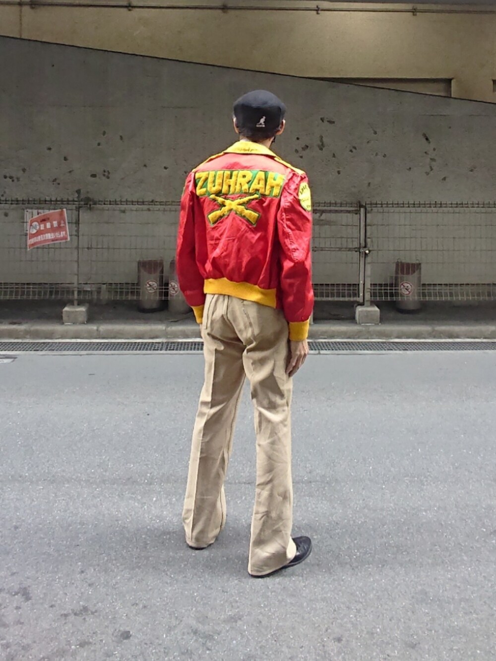 その他のシャツ/ブラウス、レッド系のその他アウター、ベージュ系のスラックスを着用したメンズの春コーディネートの2枚目の写真