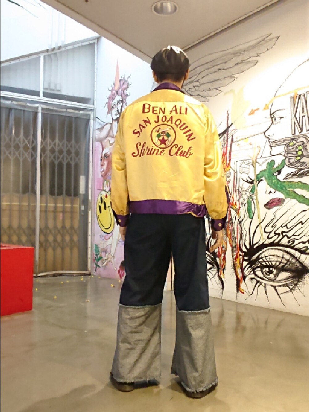 その他のシャツ/ブラウス、イエロー系のその他アウター、ブルー系のデニムパンツを着用したメンズの春コーディネートの2枚目の写真