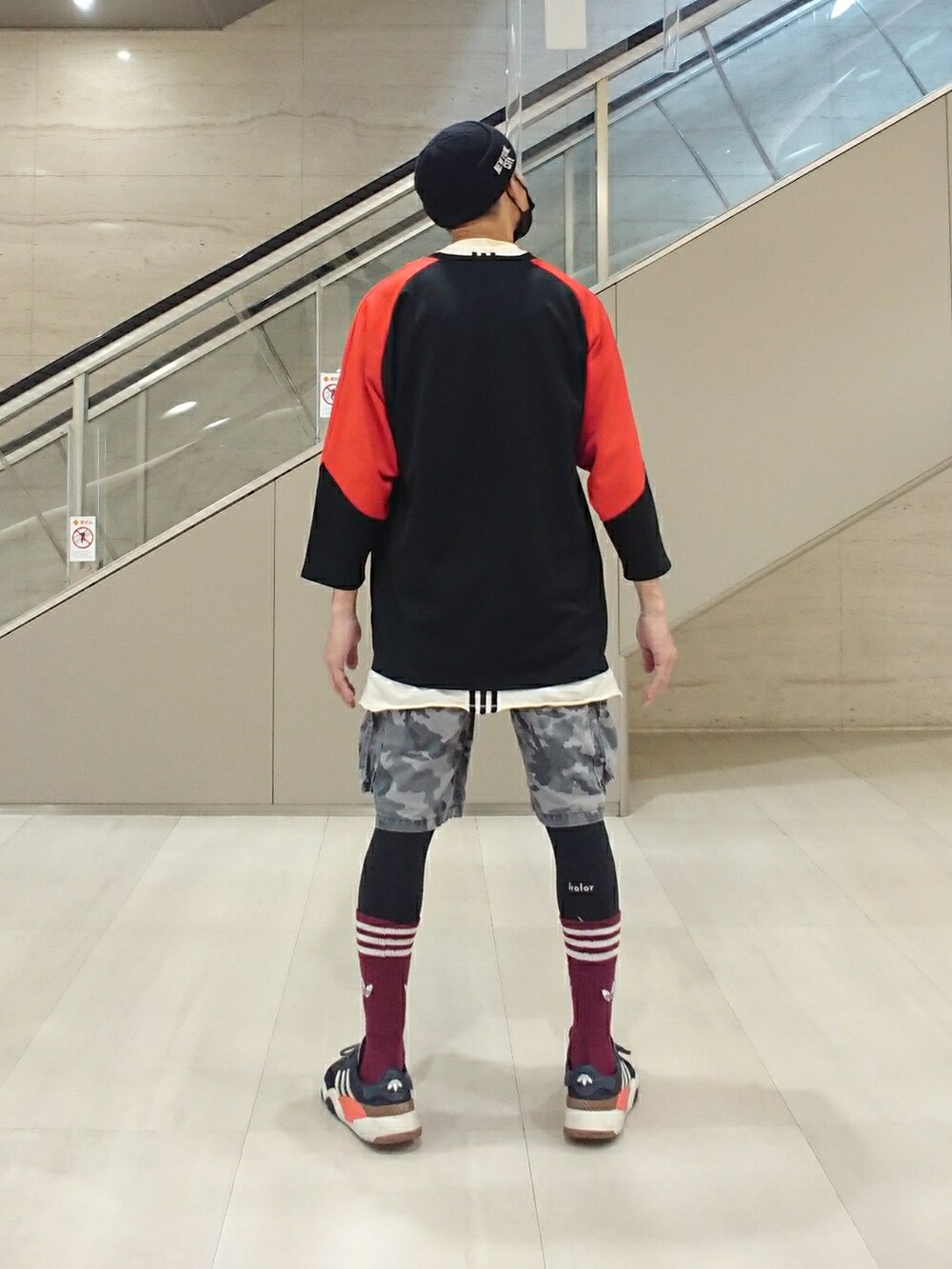 ブラック系のTシャツ/カットソー、ホワイト系のTシャツ/カットソー、その他のカーゴパンツを着用したメンズの夏コーディネートの2枚目の写真