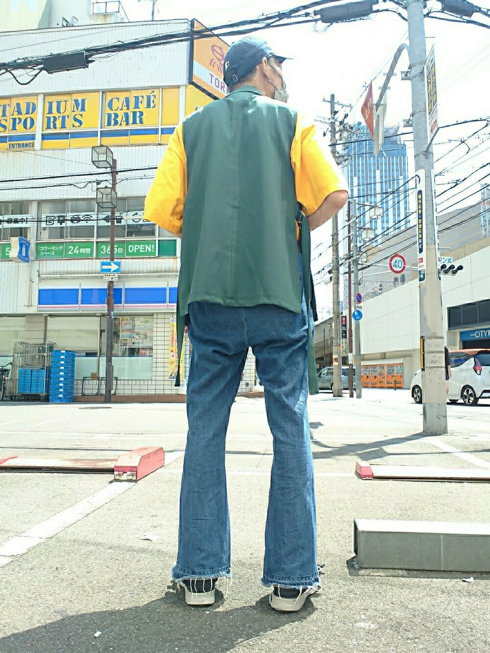 イエロー系のTシャツ/カットソー、グリーン系のベスト、ブルー系のその他パンツを着用したメンズの夏コーディネートの2枚目の写真