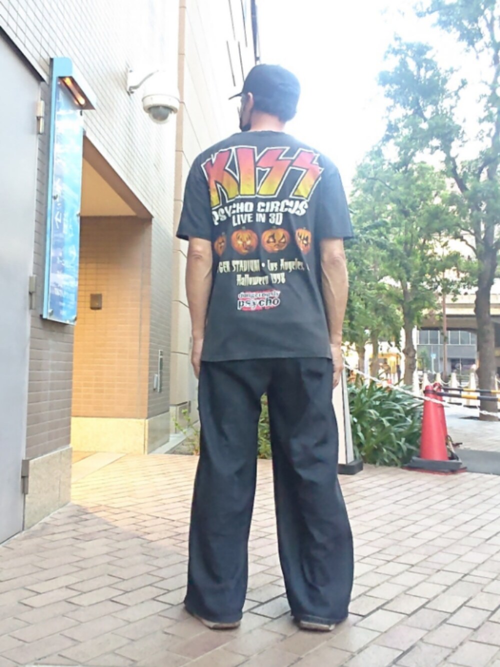 ブラック系のTシャツ/カットソー、ブラック系のデニムパンツ、ブラック系のスニーカーを着用したメンズの夏コーディネートの2枚目の写真