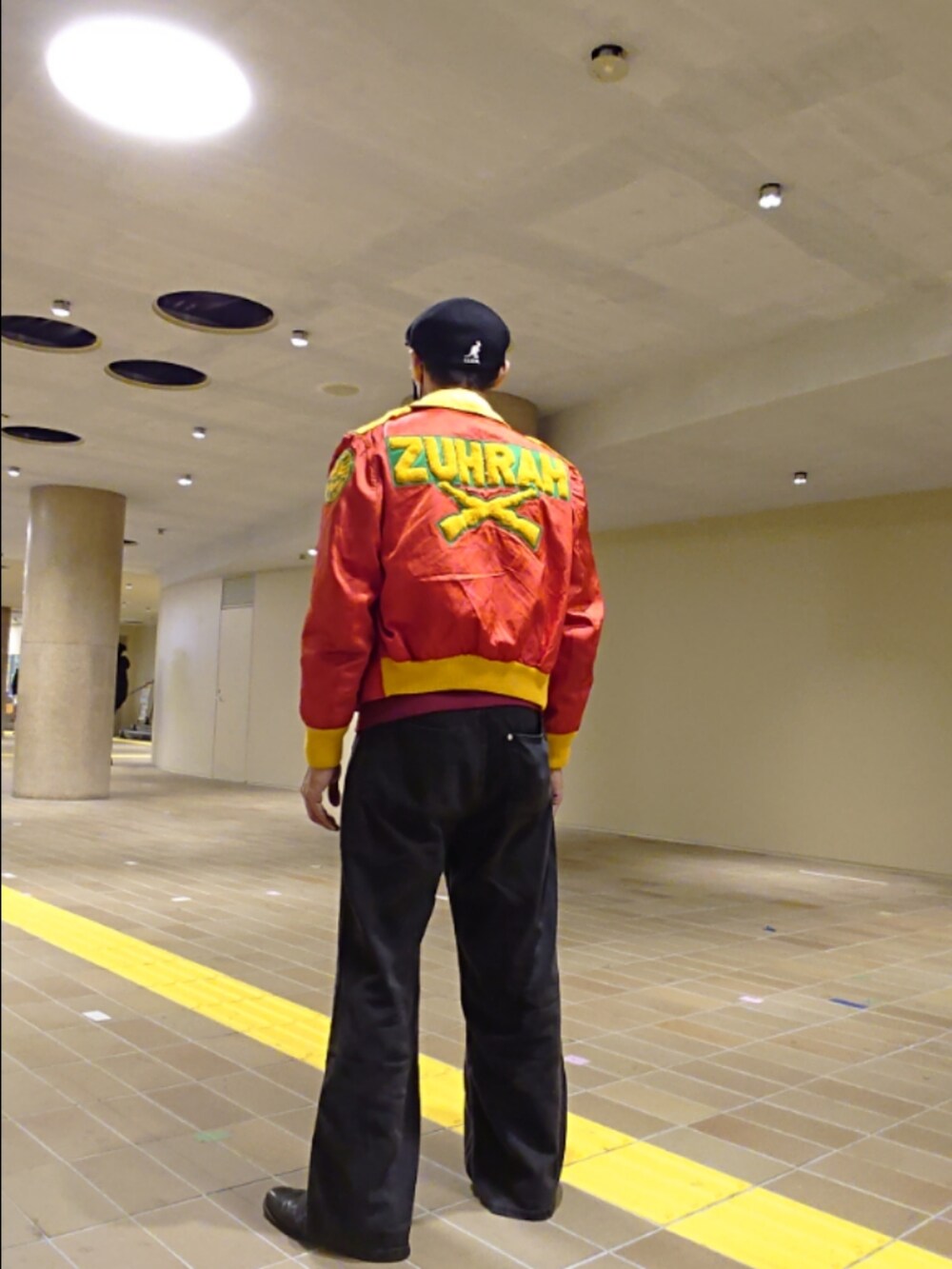 その他のシャツ/ブラウス、レッド系のその他アウター、ブラック系のデニムパンツを着用したメンズの春コーディネートの2枚目の写真