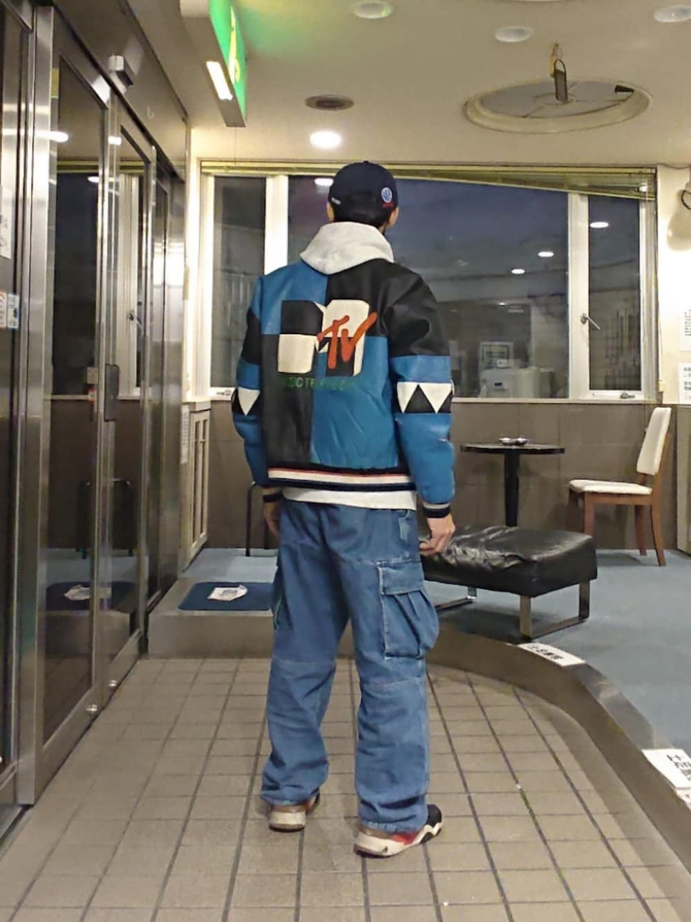 ブルー系のその他アウター、ブルー系のカーゴパンツ、ブラック系のスニーカーを着用したメンズの春コーディネートの2枚目の写真