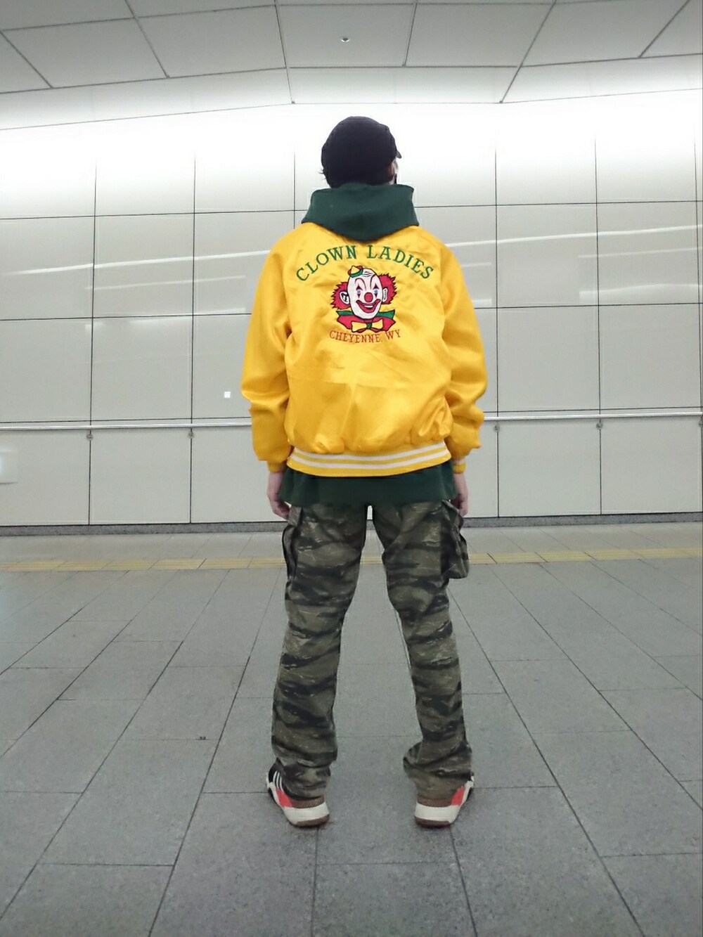 イエロー系のスタジャン、その他のカーゴパンツ、ブラック系のスニーカーを着用したメンズの冬コーディネートの2枚目の写真