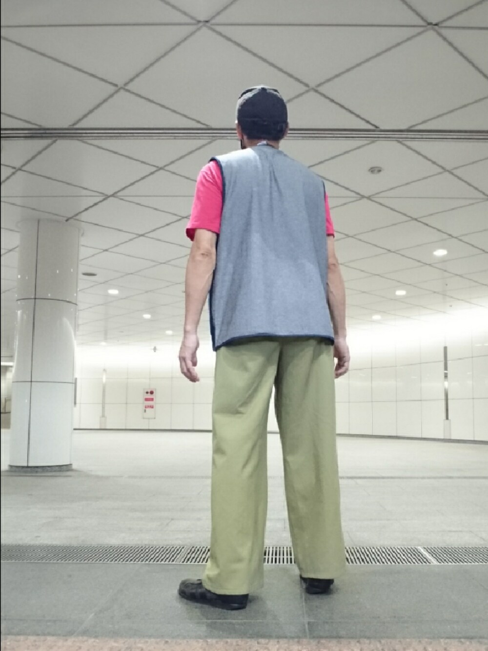 ブルー系のベスト、グリーン系のその他パンツ、ブラック系のサンダルを着用したメンズの秋コーディネートの2枚目の写真