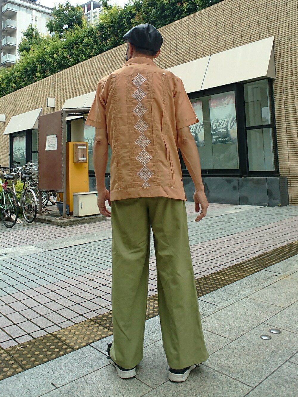 ベージュ系のシャツ/ブラウス、グリーン系のその他パンツ、ブラック系のサンダルを着用したメンズの夏コーディネートの2枚目の写真