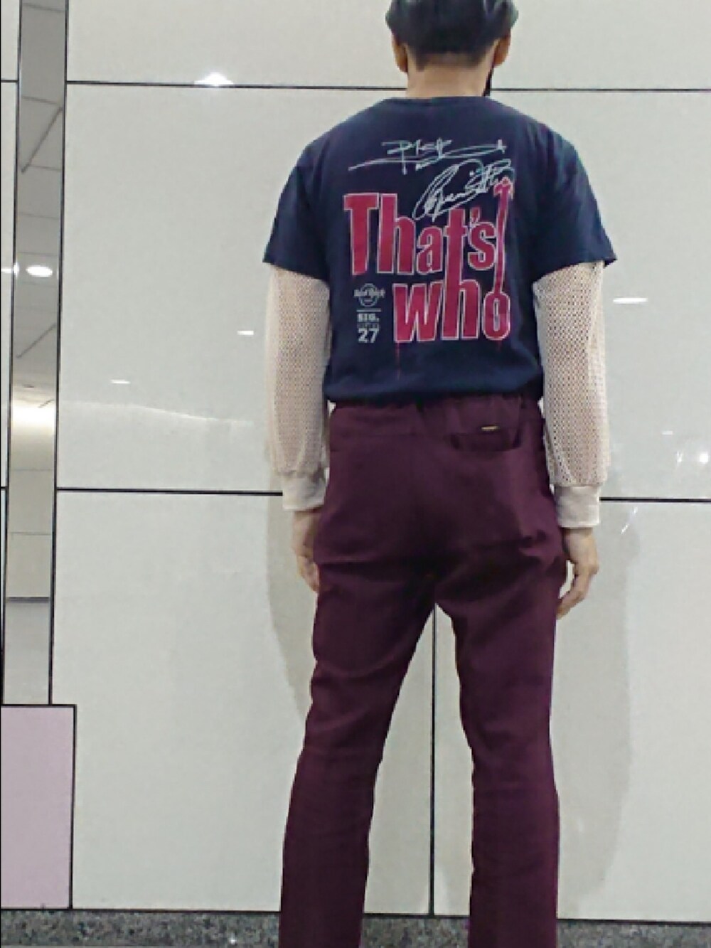 ブラック系のTシャツ/カットソー、ホワイト系のTシャツ/カットソー、レッド系のスラックスを着用したメンズの夏コーディネートの2枚目の写真