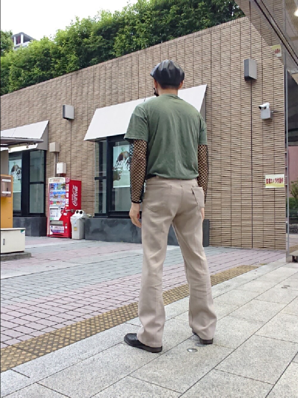 グリーン系のTシャツ/カットソー、ブラック系のTシャツ/カットソー、ベージュ系のスラックスを着用したメンズの夏コーディネートの2枚目の写真