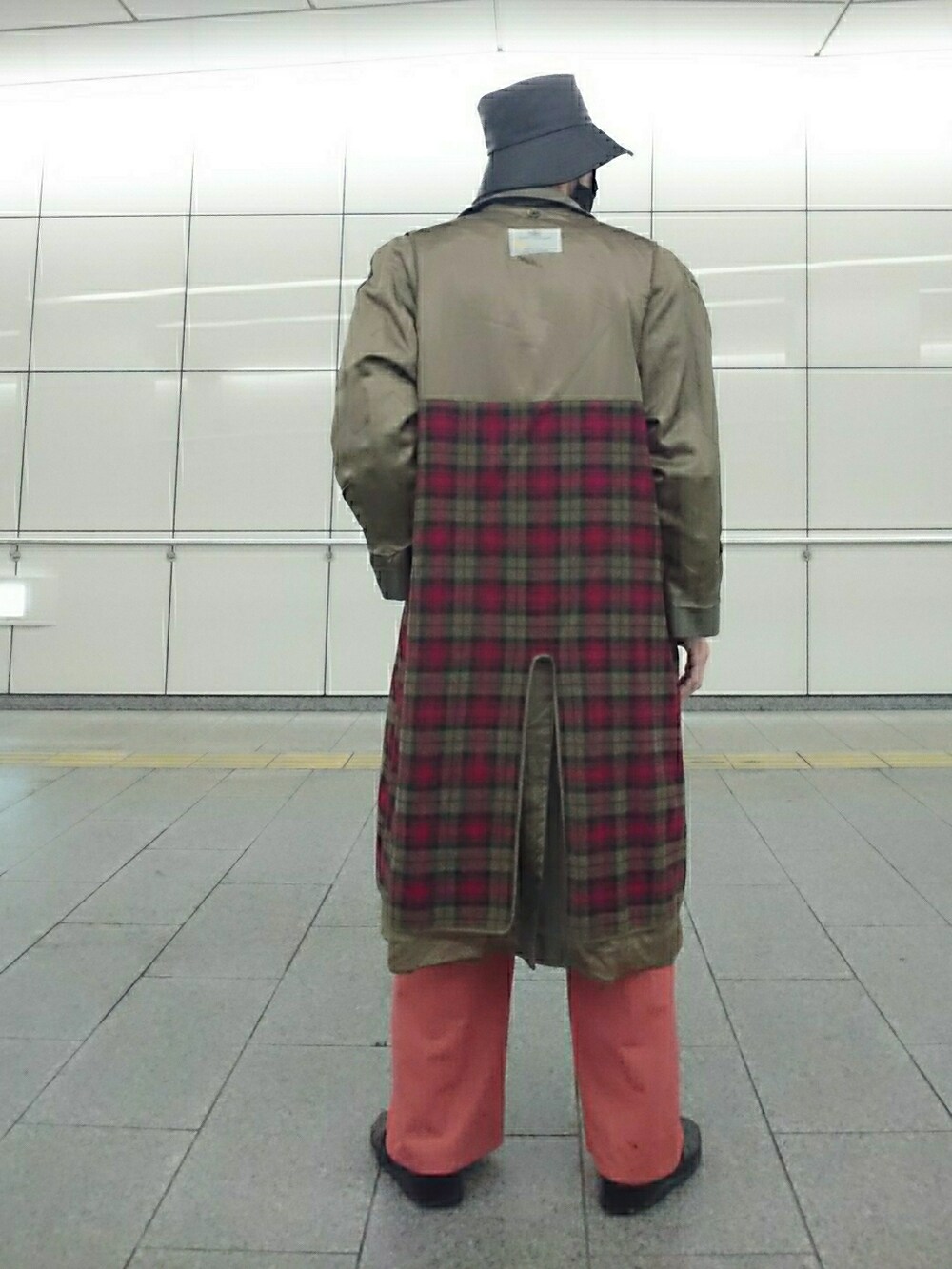 ブラウン系のベスト、グレー系のステンカラーコート、ブラウン系のその他パンツを着用したメンズの秋コーディネートの2枚目の写真