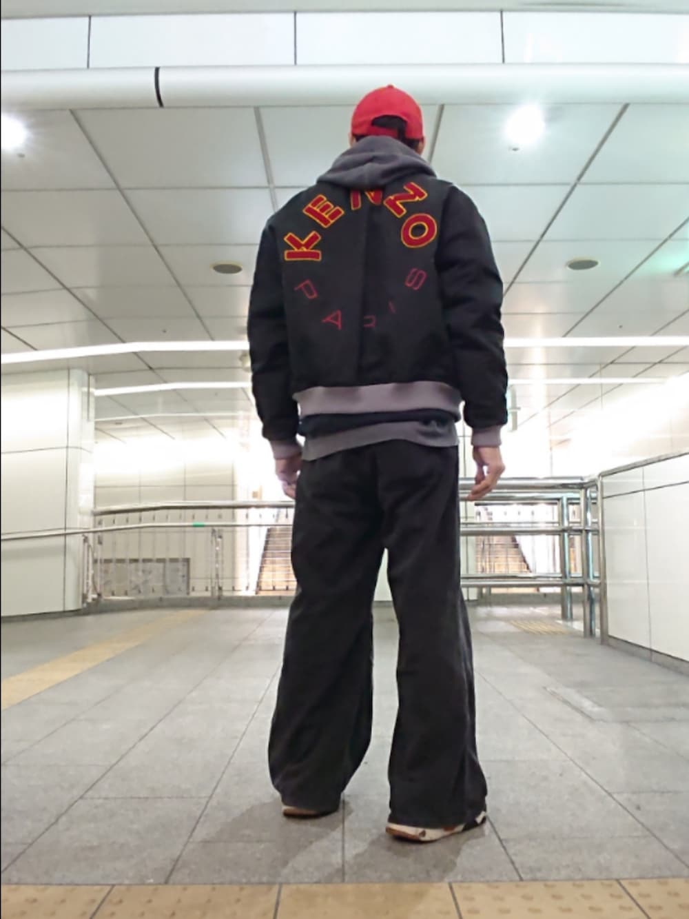 「キャップ、MA-1、スウェット、パーカー、ワイドデニム、スニーカー、Y-3、KENZO、チャンピオン、H&M、アレキサンダーワン×アディダス」|「Y-3のY-3 LOGO CAP(キャップ、レッド系)」を使った、たっくんさん(メンズ・176cm)の春コーディネートの2枚目の写真