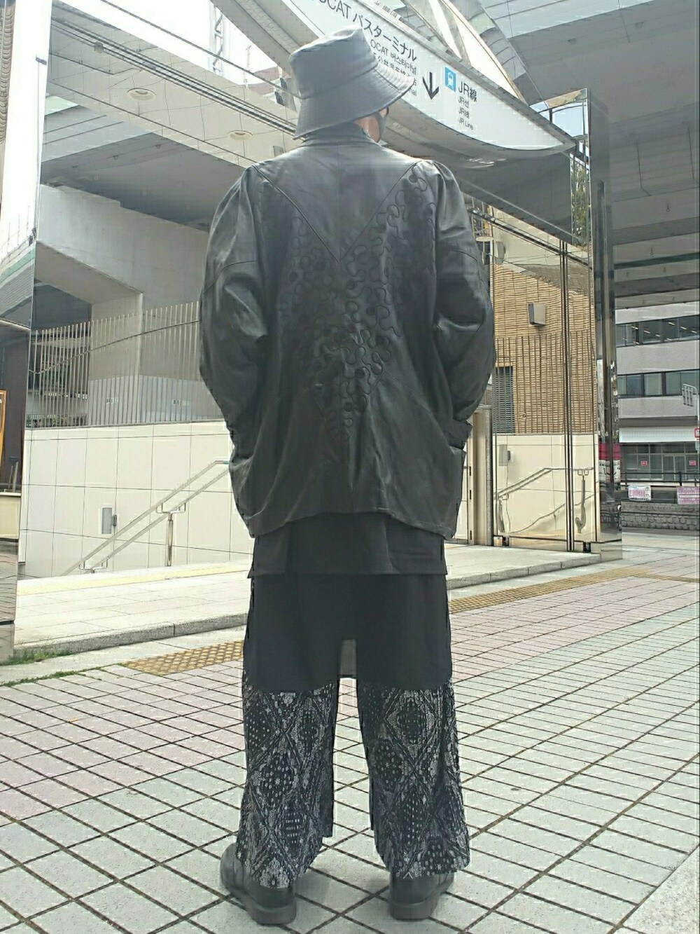 ブラック系のその他アウター、ブラック系のシャツ/ブラウス、グレー系のその他パンツを着用したメンズの春コーディネートの2枚目の写真