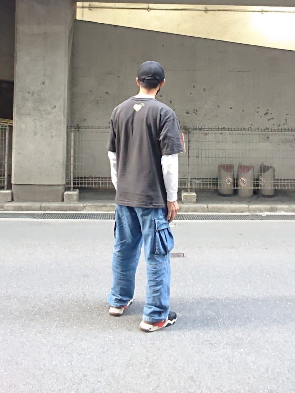 ブラック系のTシャツ/カットソー、ブルー系のカーゴパンツ、ブラック系のスニーカーを着用したメンズの夏コーディネートの2枚目の写真