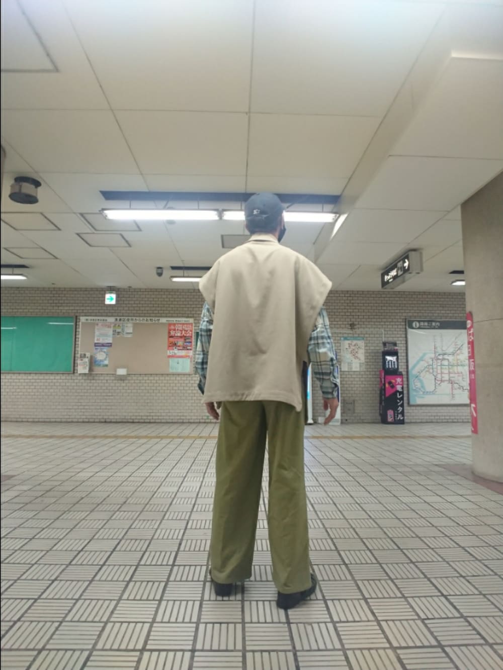 その他のシャツ/ブラウス、ベージュ系のベスト、グリーン系のその他パンツを着用したメンズの夏コーディネートの2枚目の写真