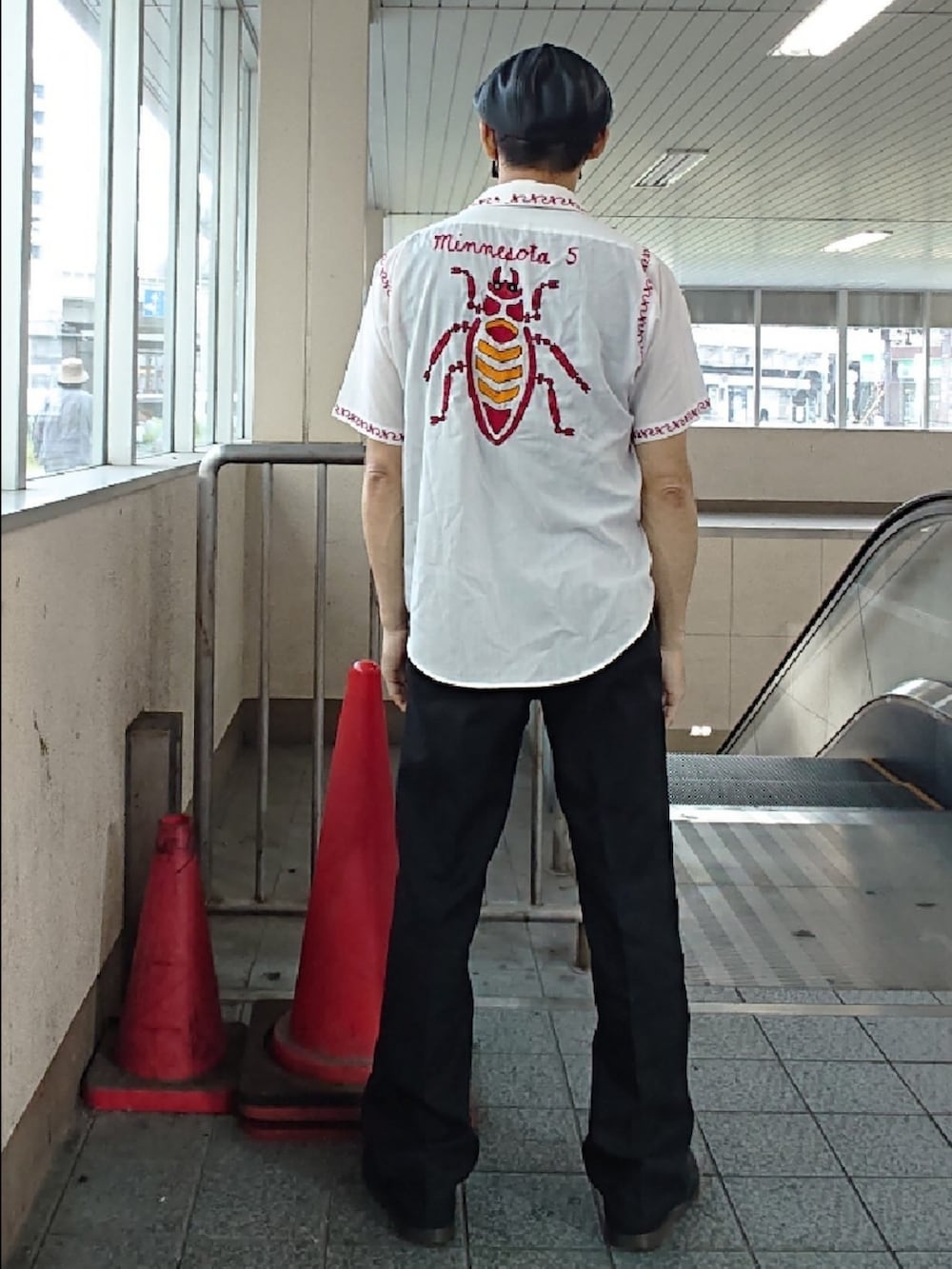 ブラック系のTシャツ/カットソー、ホワイト系のシャツ/ブラウス、ブラック系のスラックスを着用したメンズの夏コーディネートの2枚目の写真