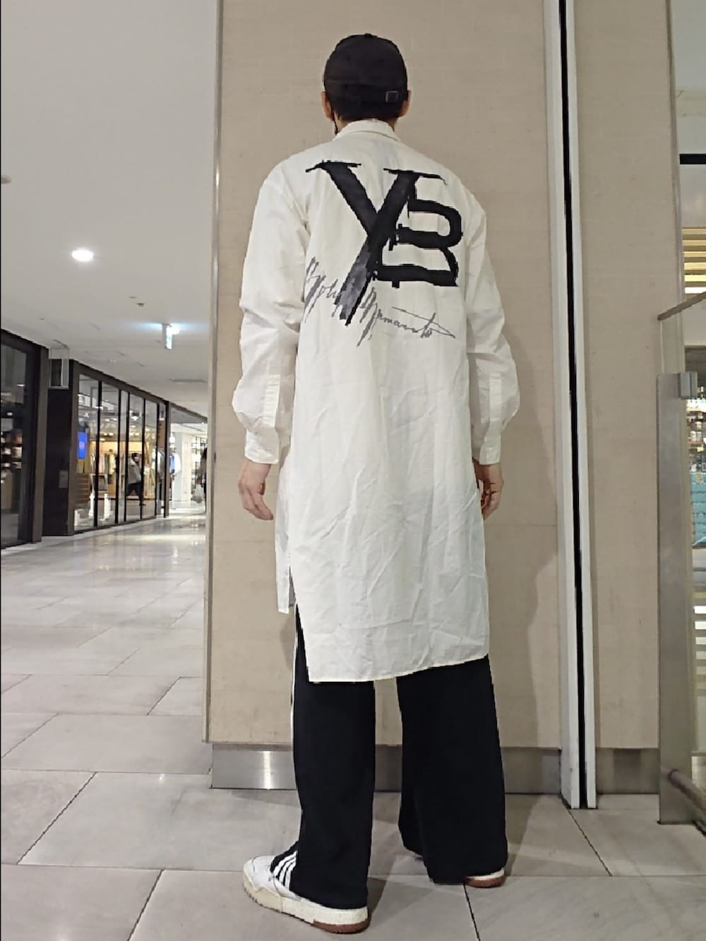 ホワイト系のシャツ/ブラウス、ホワイト系のTシャツ/カットソー、ブラック系のその他パンツを着用したメンズの春コーディネートの2枚目の写真