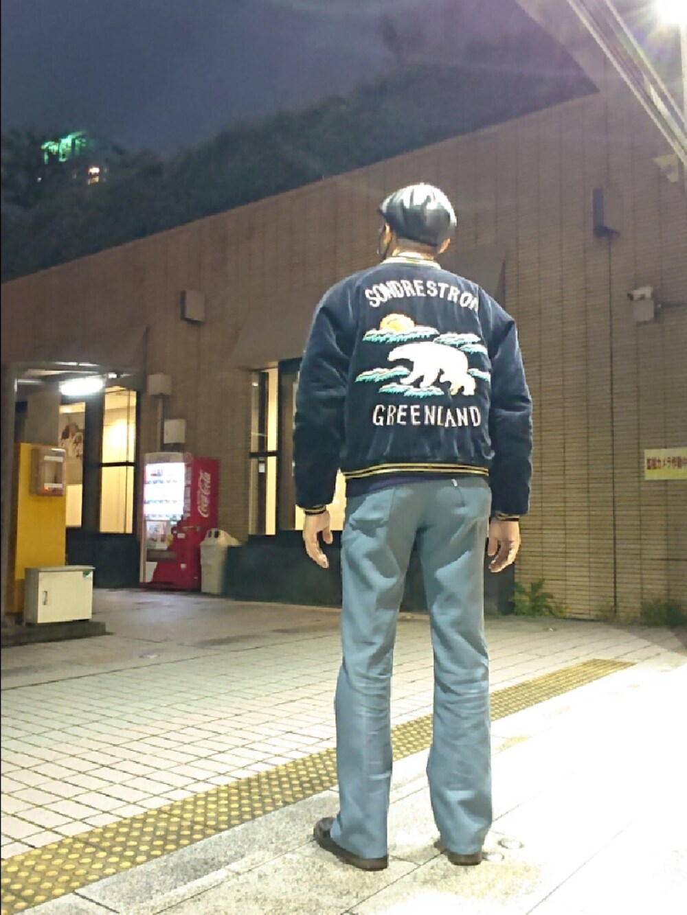 その他のシャツ/ブラウス、ブラック系のスカジャン、ブルー系のその他パンツを着用したメンズの春コーディネートの2枚目の写真