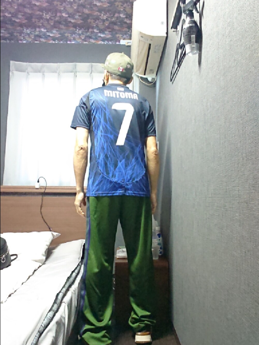 ブルー系のTシャツ/カットソー、グリーン系のその他パンツ、ブラック系のスニーカーを着用したメンズの秋コーディネートの2枚目の写真