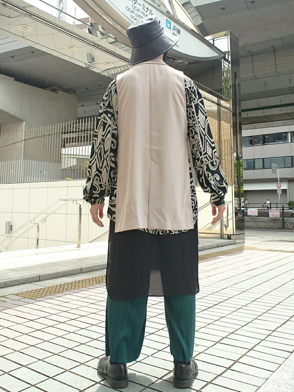 ベージュ系のその他アウター、ブラック系のシャツ/ブラウス、グリーン系のその他パンツを着用したメンズの春コーディネートの2枚目の写真