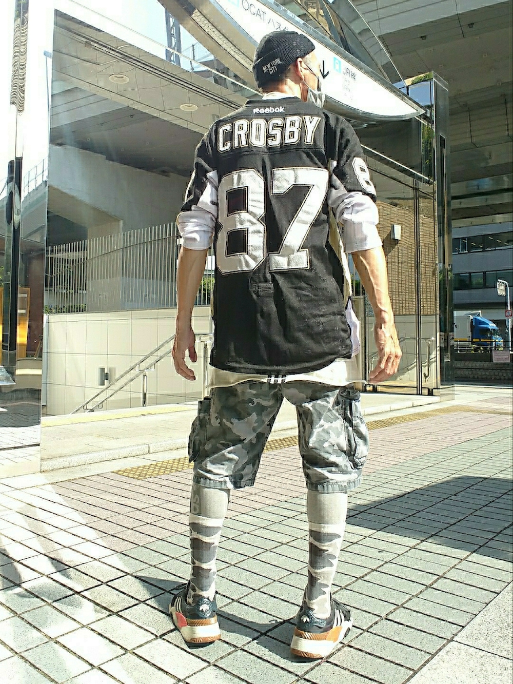 ブラック系のトップス、ホワイト系のTシャツ/カットソー、その他のカーゴパンツを着用したメンズの夏コーディネートの2枚目の写真