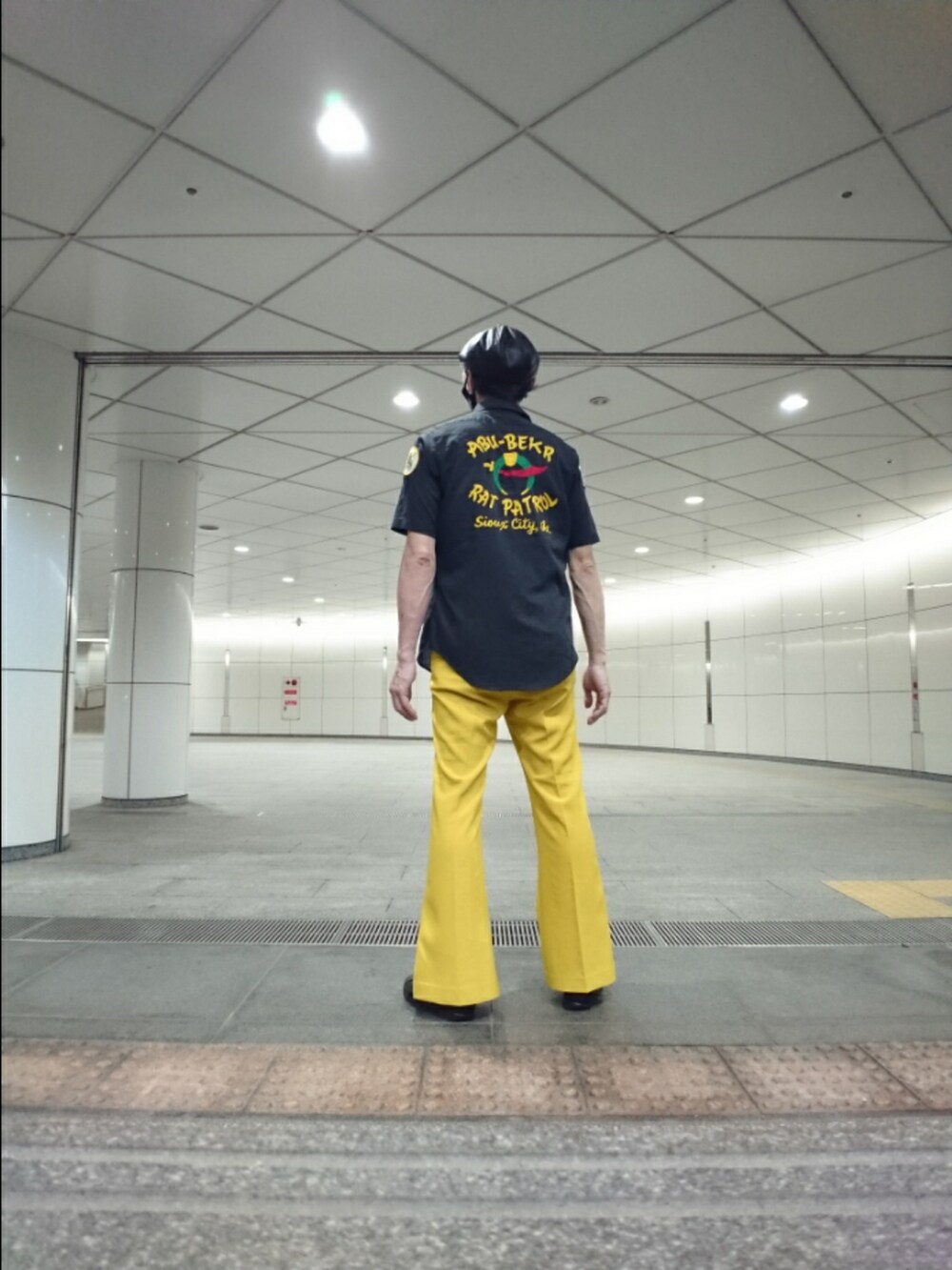 ブラック系のTシャツ/カットソー、ブラック系のシャツ/ブラウス、イエロー系のその他パンツを着用したメンズの夏コーディネートの2枚目の写真