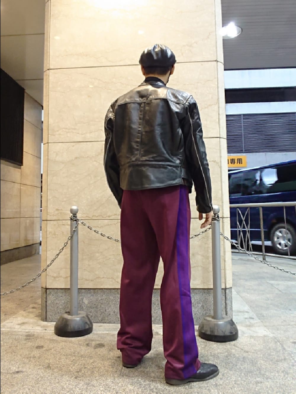 ブラック系のライダースジャケット、ピンク系のその他パンツ、ブラック系のドレスシューズを着用したメンズの春コーディネートの2枚目の写真