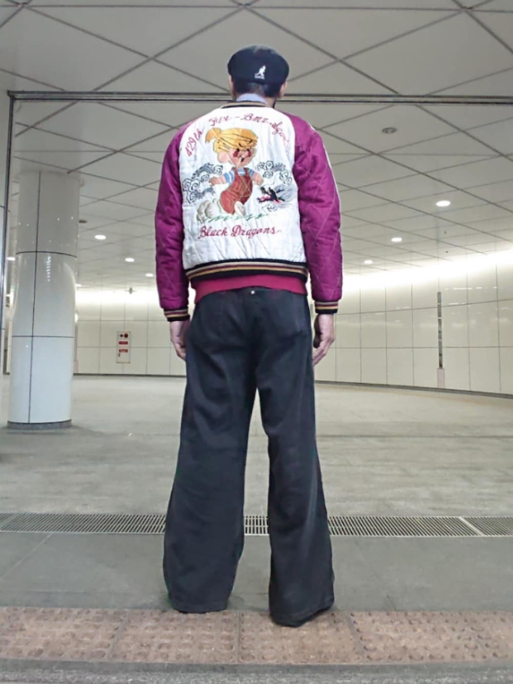 その他のシャツ/ブラウス、ホワイト系のスカジャン、ブラック系のデニムパンツを着用したメンズの春コーディネートの2枚目の写真