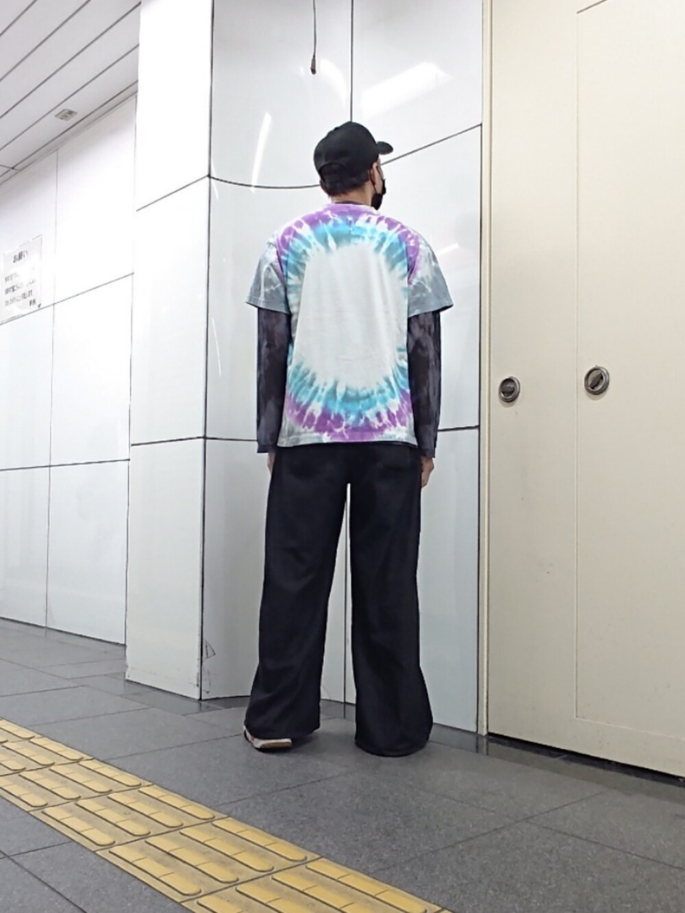 その他のTシャツ/カットソー、ブラック系のTシャツ/カットソー、ブラック系のデニムパンツを着用したメンズの夏コーディネートの2枚目の写真