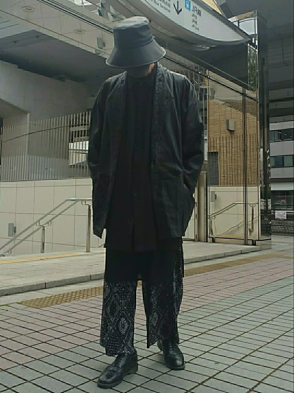 ブラック系のその他アウター、ブラック系のシャツ/ブラウス、グレー系のその他パンツを着用したメンズの春コーディネートの3枚目の写真