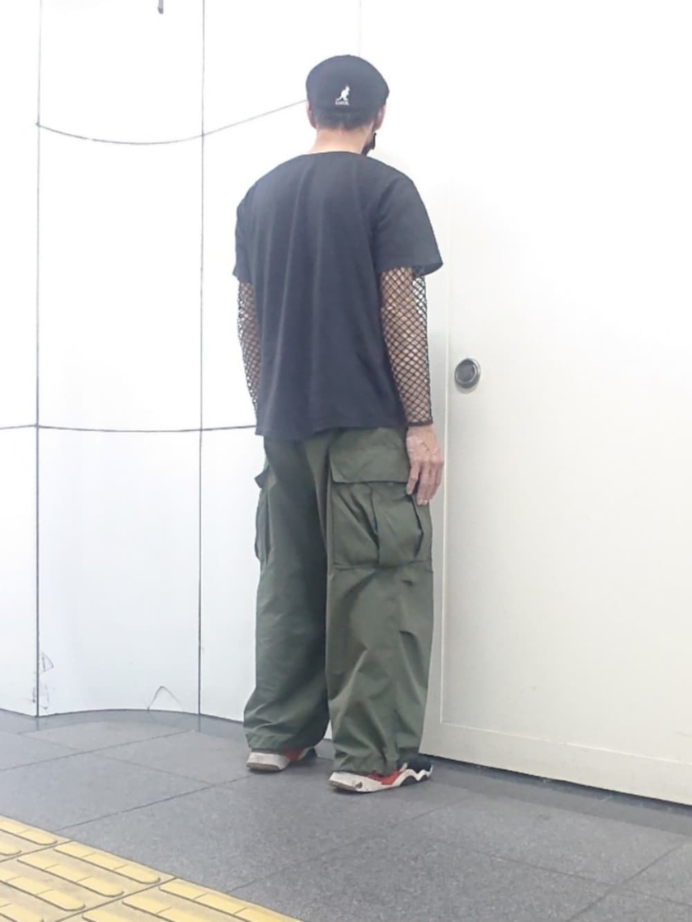 ブラック系のTシャツ/カットソー、ブラック系のTシャツ/カットソー、グリーン系のカーゴパンツを着用したメンズの夏コーディネートの2枚目の写真