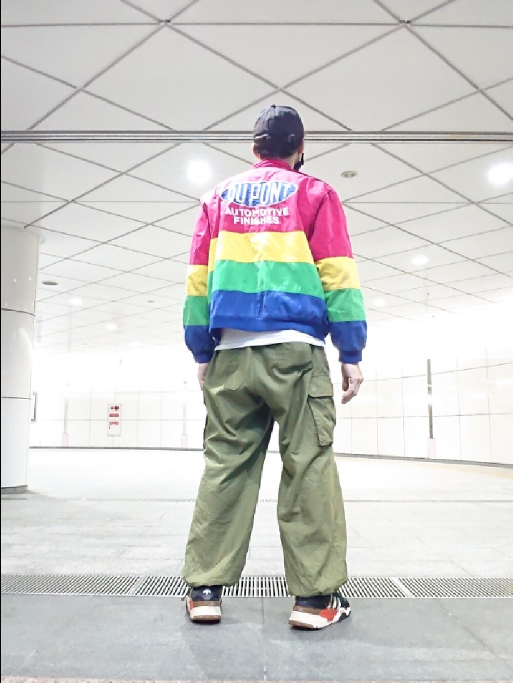 ホワイト系のTシャツ/カットソー、その他のブルゾン、グリーン系のカーゴパンツを着用したメンズの秋コーディネートの2枚目の写真