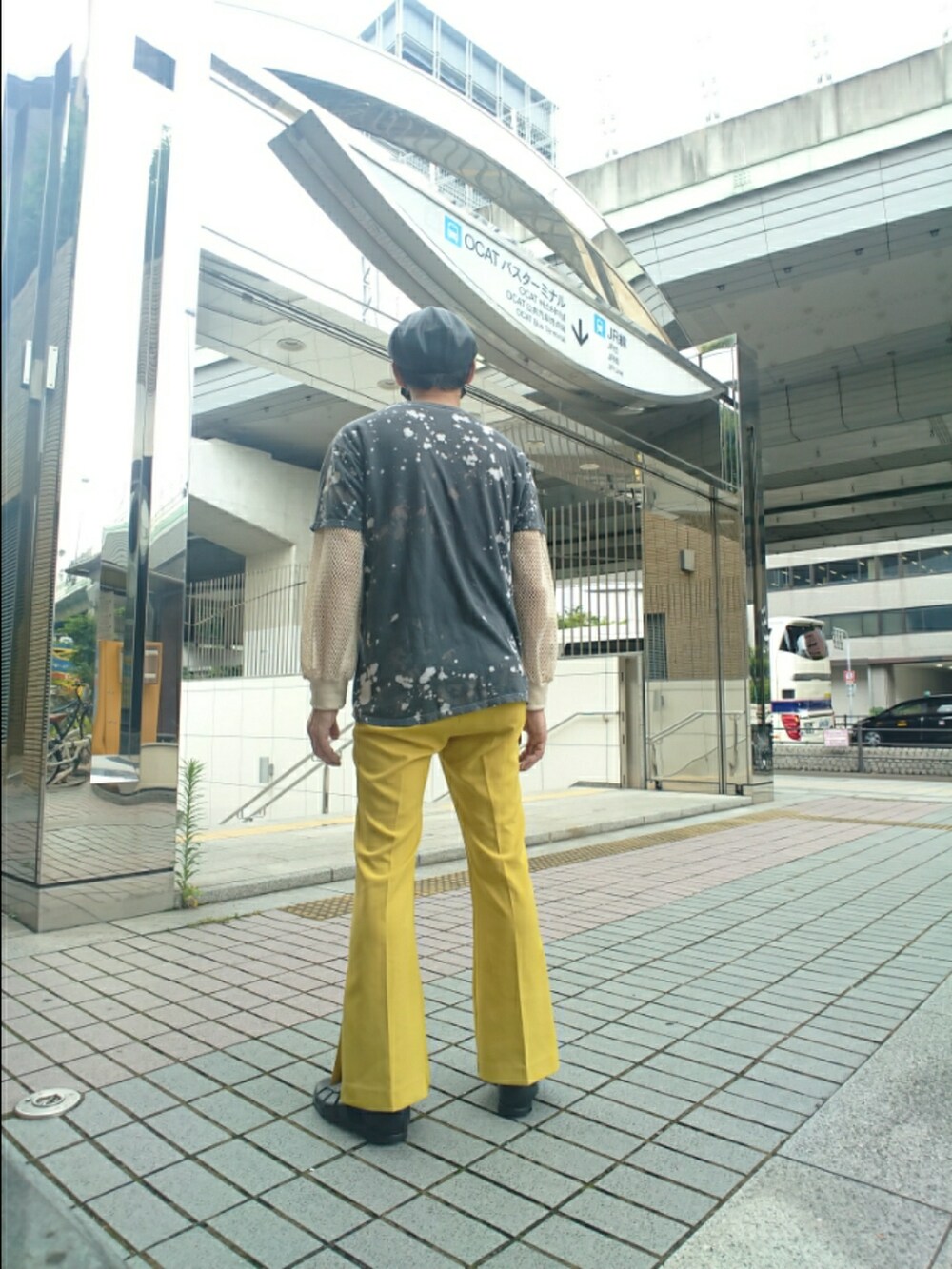 ブラック系のTシャツ/カットソー、ホワイト系のTシャツ/カットソー、ブラック系のサンダルを着用したメンズの夏コーディネートの2枚目の写真