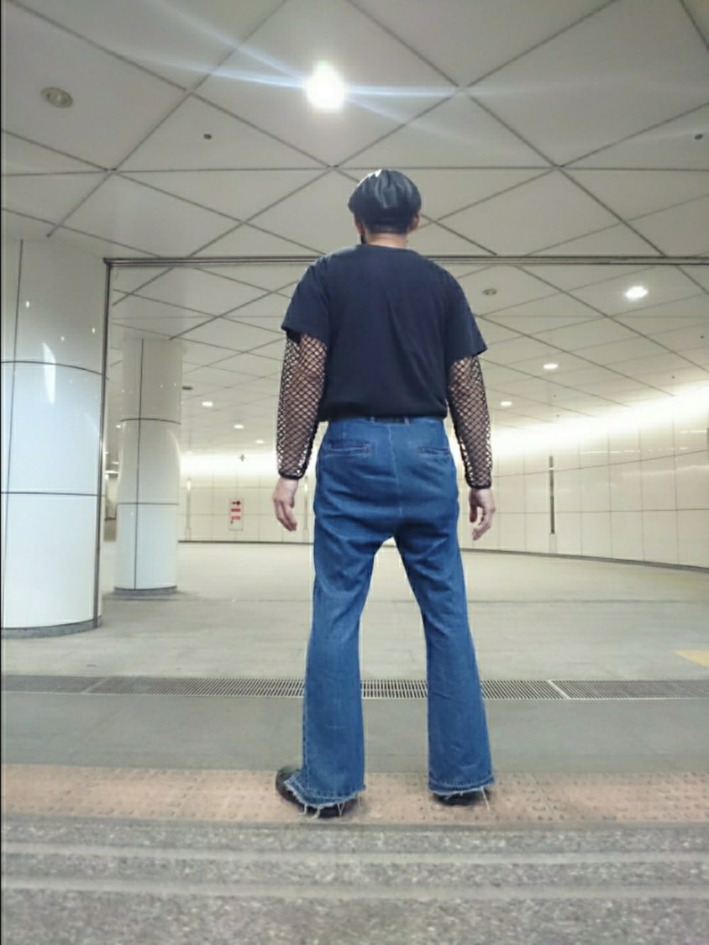 ブラック系のTシャツ/カットソー、ブルー系のその他パンツ、ブラック系のTシャツ/カットソーを着用したメンズの夏コーディネートの2枚目の写真