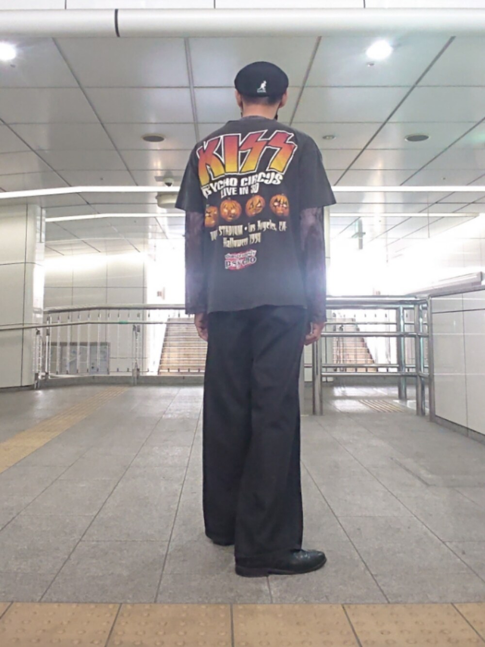 ブラック系のTシャツ/カットソー、ブラック系のTシャツ/カットソー、ブラック系のデニムパンツを着用したメンズの春コーディネートの2枚目の写真