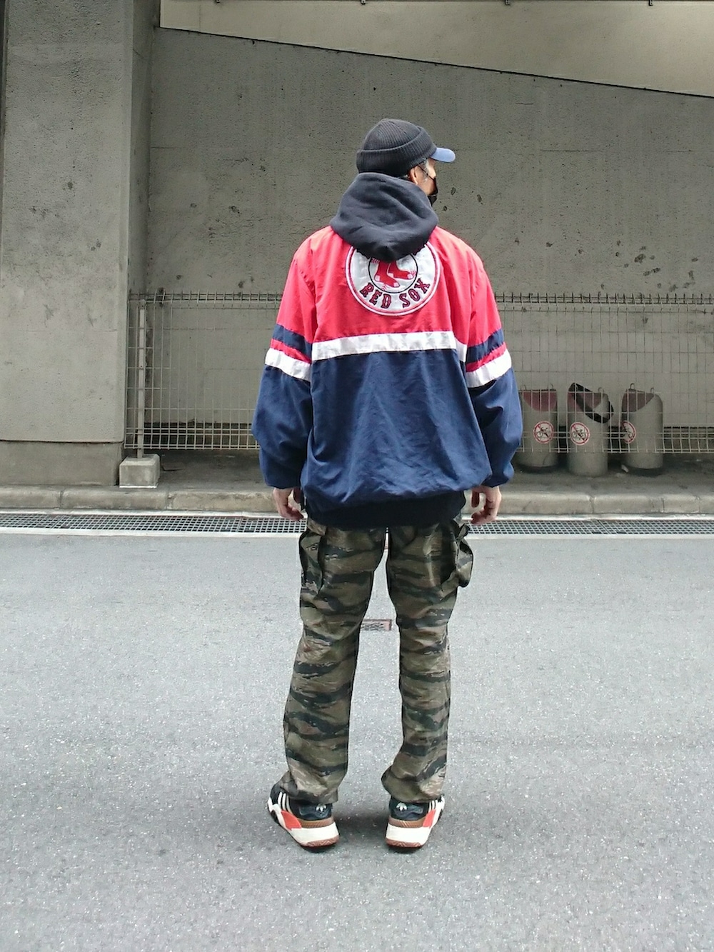 ブルー系のトップス、その他のカーゴパンツ、ブラック系のスニーカーを着用したメンズの冬コーディネートの2枚目の写真