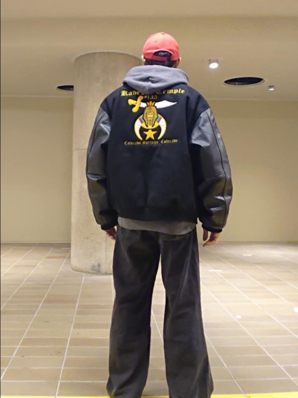 「キャップ、パーカー、スタジャン、ワイドデニム、スニーカー、Y-3、チャンピオン、game sportswear、H&M、アレキサンダーワン×アディダス、ストリート」|「Y-3のY-3 LOGO CAP(キャップ、レッド系)」を使った、たっくんさん(メンズ・176cm)の春コーディネートの2枚目の写真