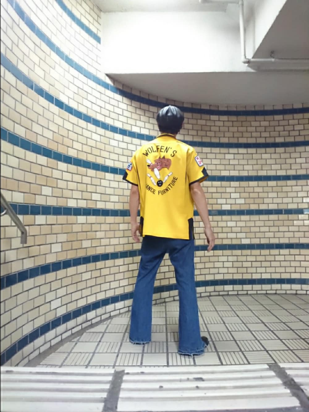 イエロー系のシャツ/ブラウス、ブラック系のTシャツ/カットソー、ブルー系のその他パンツを着用したメンズの夏コーディネートの2枚目の写真