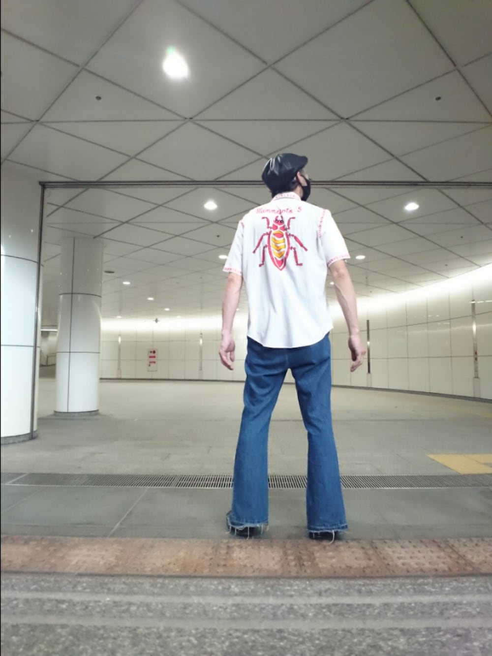 ブラック系のTシャツ/カットソー、ホワイト系のシャツ/ブラウス、ブルー系のその他パンツを着用したメンズの夏コーディネートの2枚目の写真