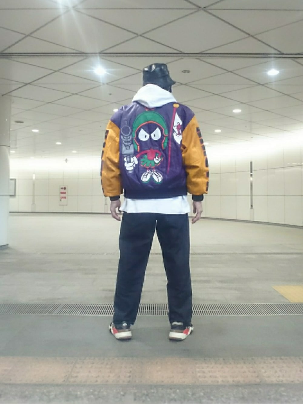 パープル系のジャケット/アウター、ブルー系のデニムパンツ、ブラック系のスニーカーを着用したメンズの春コーディネートの2枚目の写真