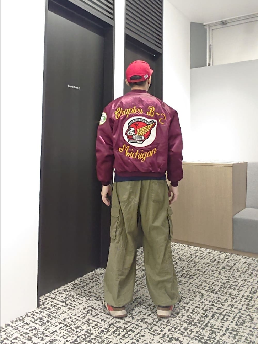 ブルー系のスウェット、レッド系のブルゾン、グリーン系のカーゴパンツを着用したメンズの冬コーディネートの2枚目の写真