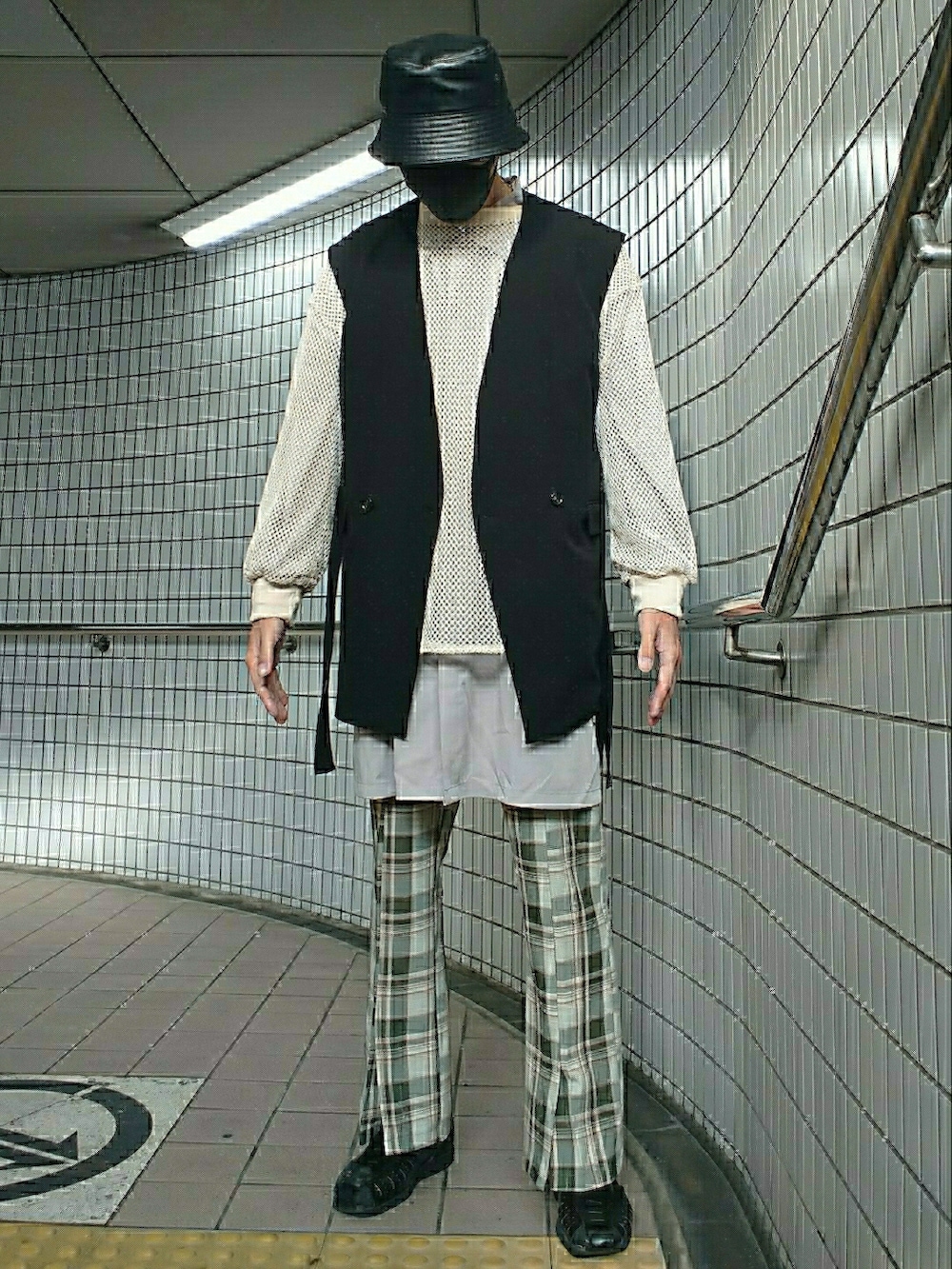 ブラック系のベスト、ホワイト系のTシャツ/カットソー、グレー系のシャツ/ブラウスを着用したメンズの春コーディネートの3枚目の写真