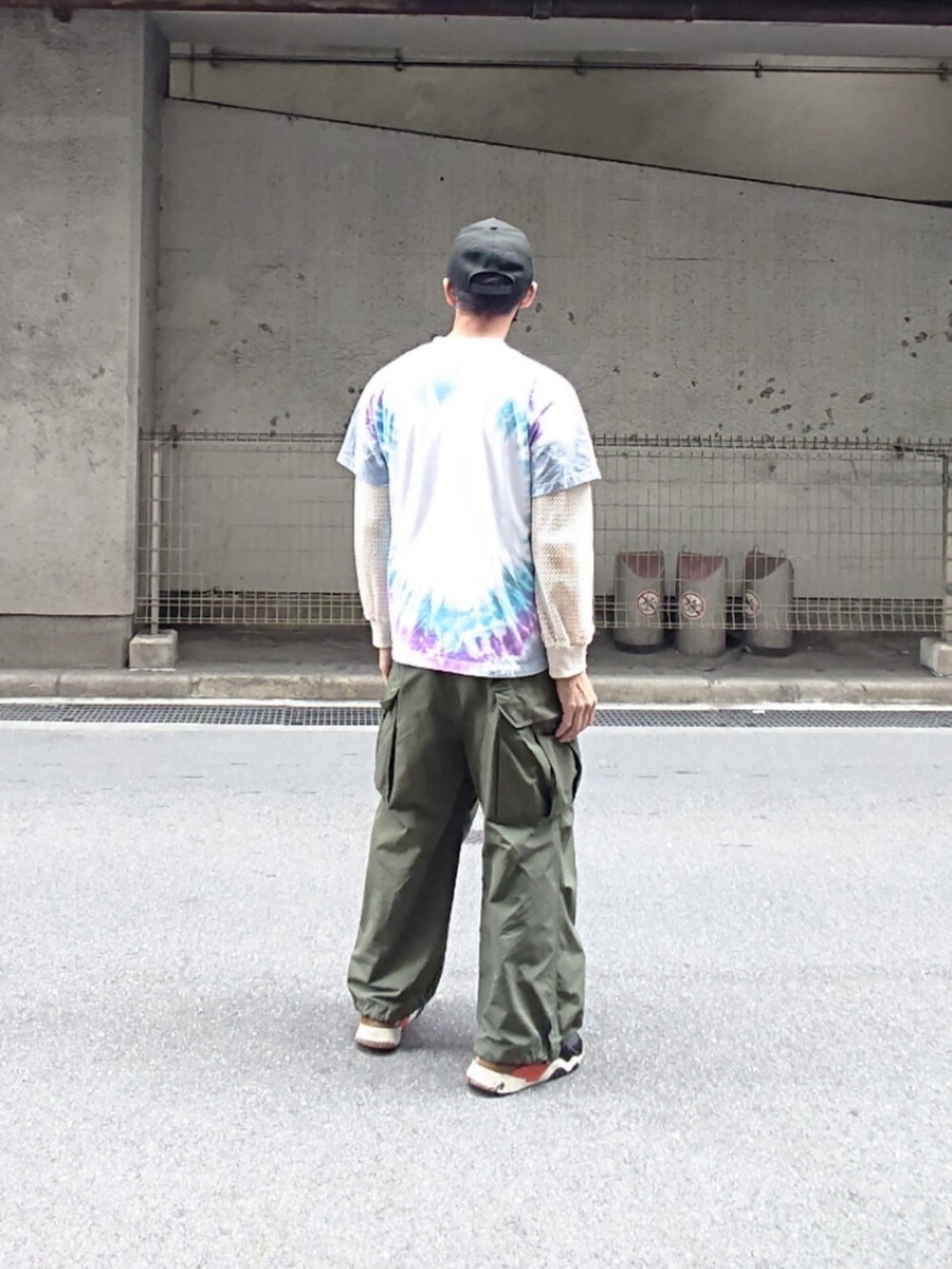 その他のTシャツ/カットソー、グリーン系のカーゴパンツ、ブラック系のスニーカーを着用したメンズの春コーディネートの2枚目の写真