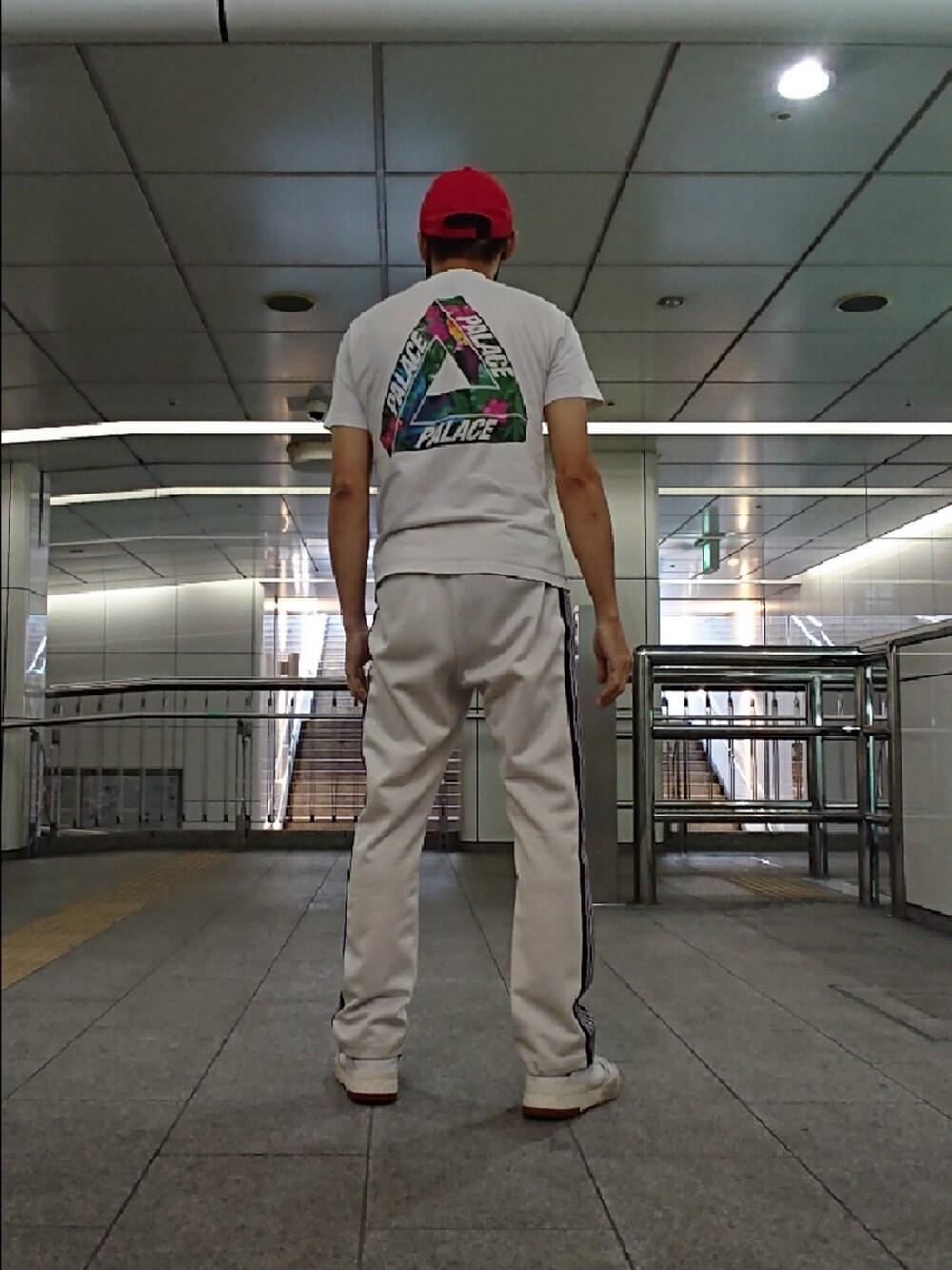 ホワイト系のTシャツ/カットソー、ホワイト系のその他パンツ、ホワイト系のスニーカーを着用したメンズの秋コーディネートの2枚目の写真